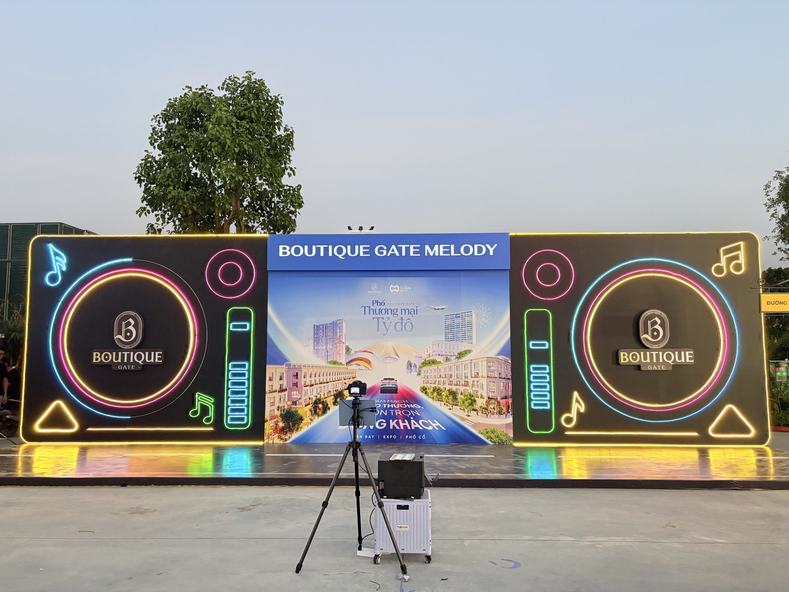photobooth chân máy tối giản