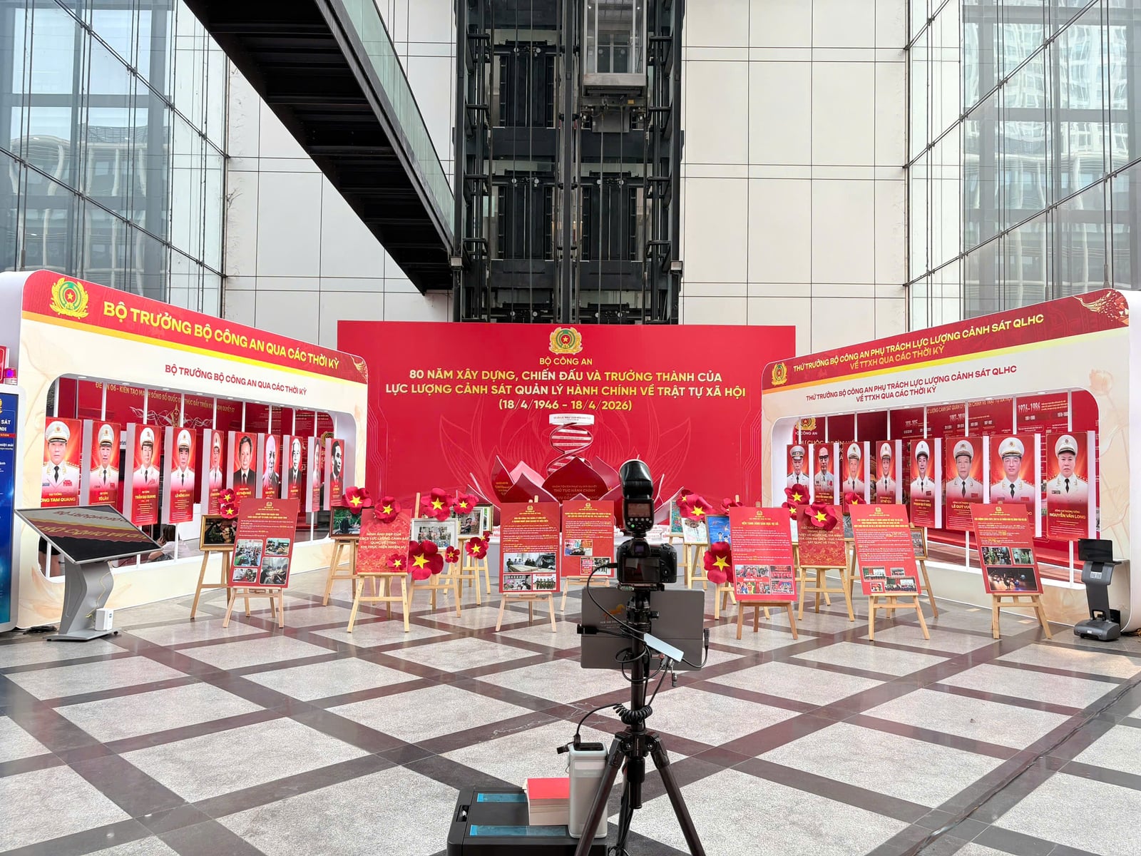 Những lỗi thường gặp khi tổ chức hoạt động photobooth và cách khắc phục hiệu quả nhất 3 tổ chức hoạt động photobooth - Thiếu nhân sự hỗ trợ chuyên nghiệp