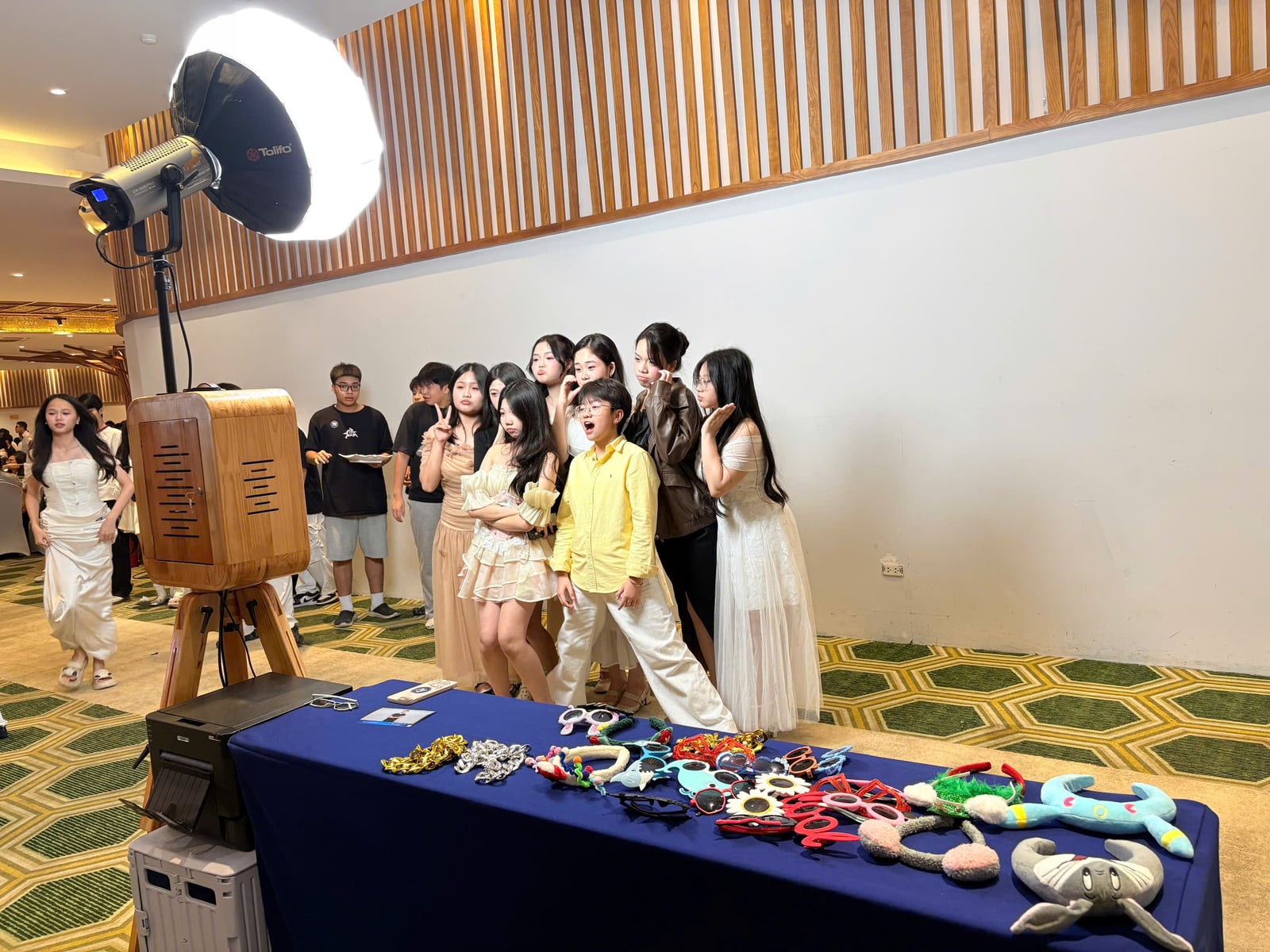 So sánh ưu nhược điểm của photobooth chụp ảnh lấy liền và photobooth 360 độ