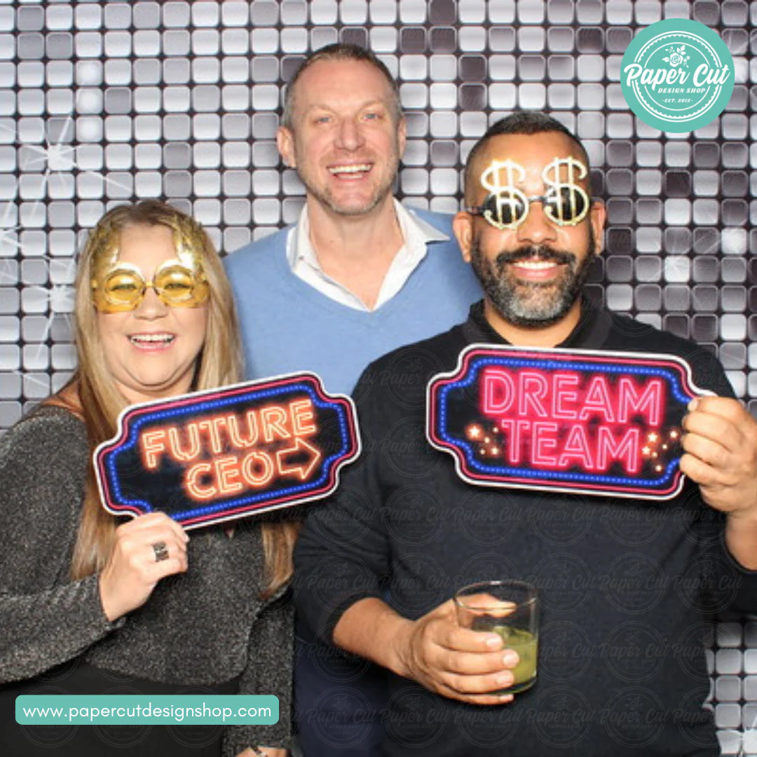 phối hợp phụ kiện độc đáo - Làm sao để chọn đơn vị cung cấp photobooth uy tín?